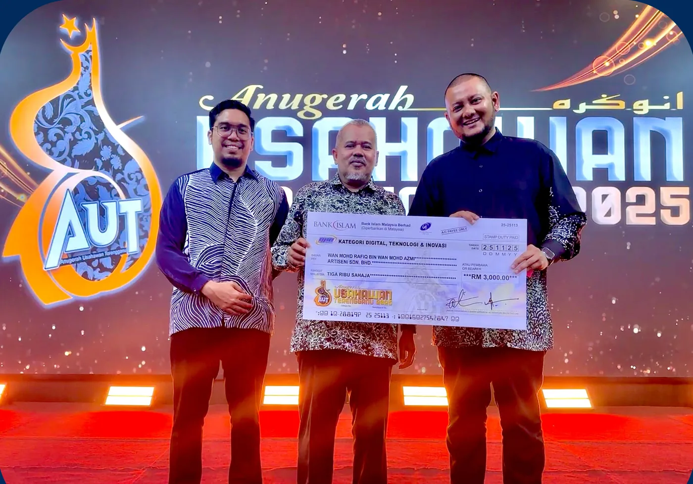 Artiseni receiving the Anugerah Usahawan Terengganu 2025 award