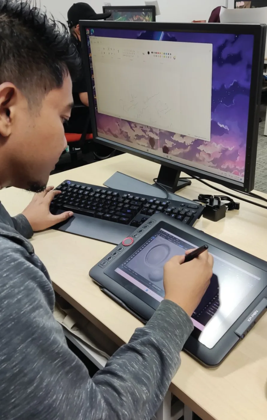 Trainee sculpting on a pen display