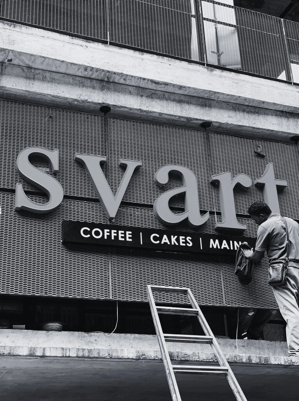 Svart café facade signage